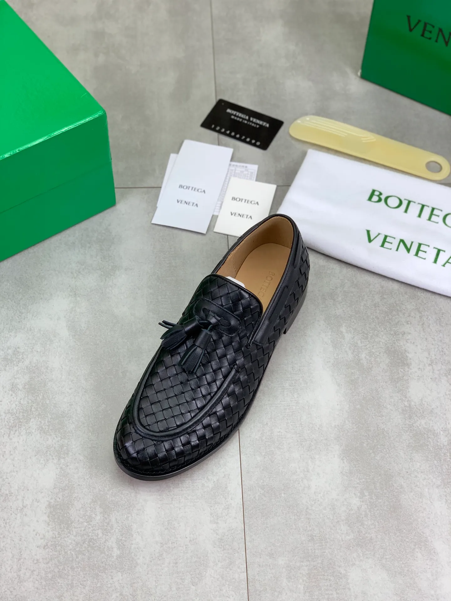 Factory price P860💰Top quality (genuine leather outsole series)💎💎💎 BOTTEGA VENETA official website synchronizes the latest model, top version of the highest version of BV business leather shoes in the market, accept material comparison, shoe type comparison, process comparison, practical and textured, versatile and suitable for any occasion, the more you look at it, the more flavorful it becomes. Pure hand-woven craftsmanship - upper material, imported original hand-woven calfskin - high-quality water-dyed cowhide inside - original private model customized handmade leather outsole -Size: female 35-39 (34 40 customized) male 39-44 (38 45 customized) Comes with original BV green box, complete packaging.